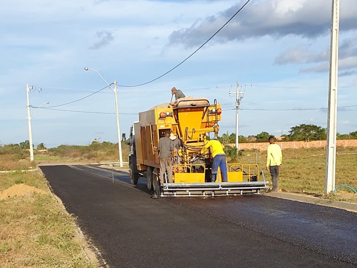 Equipe da 3P executando pavimentação asfáltica em loteamento